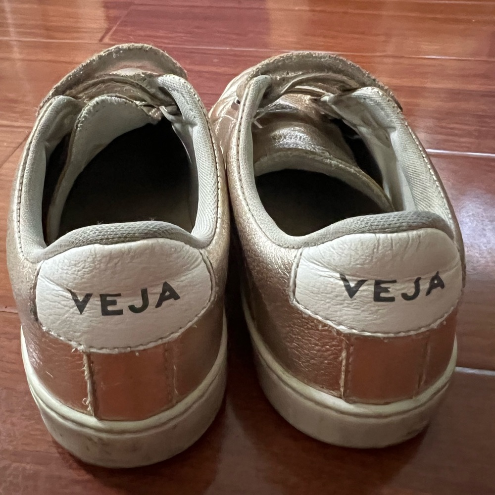 Little girls Veja sneakers